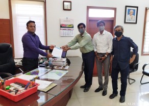 Photo - Suresh Nayak, Bhaskar Kiran and Prathapchandra Kedilaya of Mangalore Civic Group presenting Memorandum to Police Commissioner Sri N. Shashi Kumar.jpg