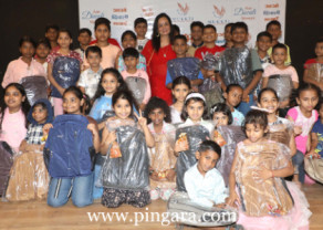 Smita thackeray with slum Kids.jpg